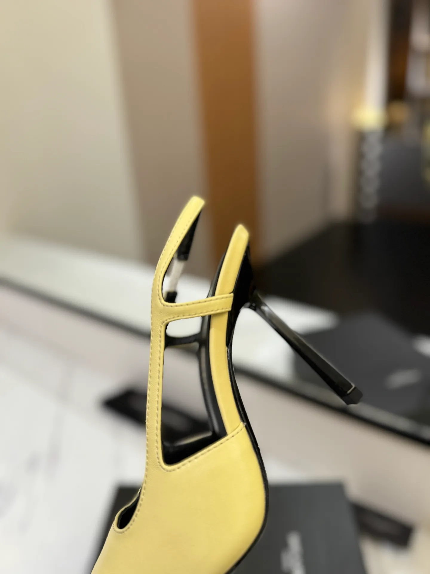 👟👟Ex-factory price 600👟👟 saint laurent ss24 new arrival～ Saint Laurent ysl 2024 spring and summer｜New high-heeled shoes🆕 Beautiful, refined and elegant! The 10cm foot is very stable, so feel free to put it in! The heel is custom-made from a new mold, and the height is the same as the original one. Various incorrect versions are % high-end and sexy, YSL still understands women best❤️ ⚠️The entire upper and lining are made of one piece without joints, which consumes more materials and costs more! Moreover, the material, fabric and lining are all made from more than 20 pieces of genuine custom-made calfskin. The upper is made of custom-made calfskin, the lining is made of calfskin, and the genuine leather outsole imported from Italy. Heel height: 10cm. Size: 35-39 (40 and 41 are custom-made and cannot be returned or exchanged)